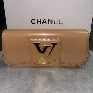 Louis Vuitton
Vernis Sobe Clutch comes with authenticity paper